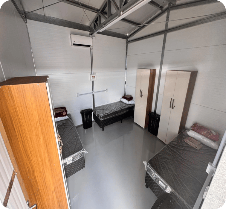Quarto de alojamento com camas box, roupeiros e enxoval